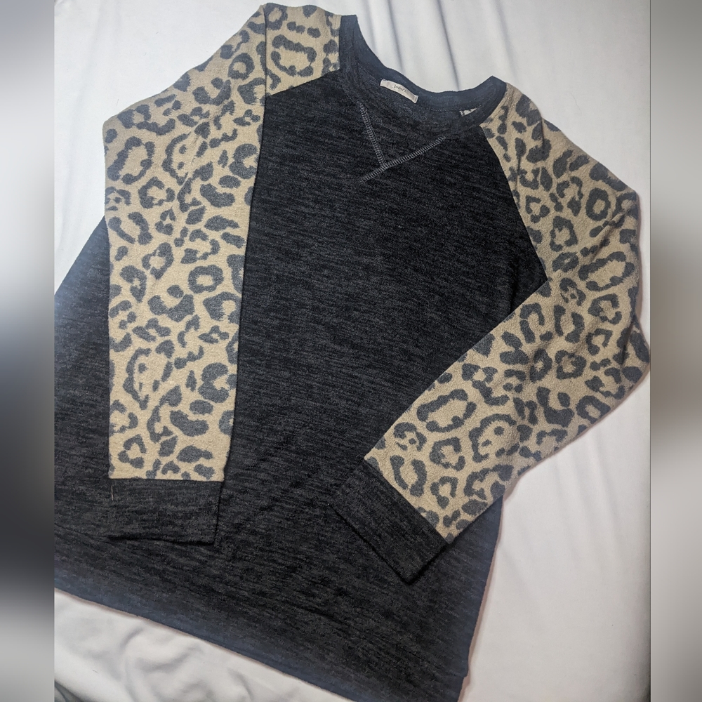 Leapord sleeves Sweater